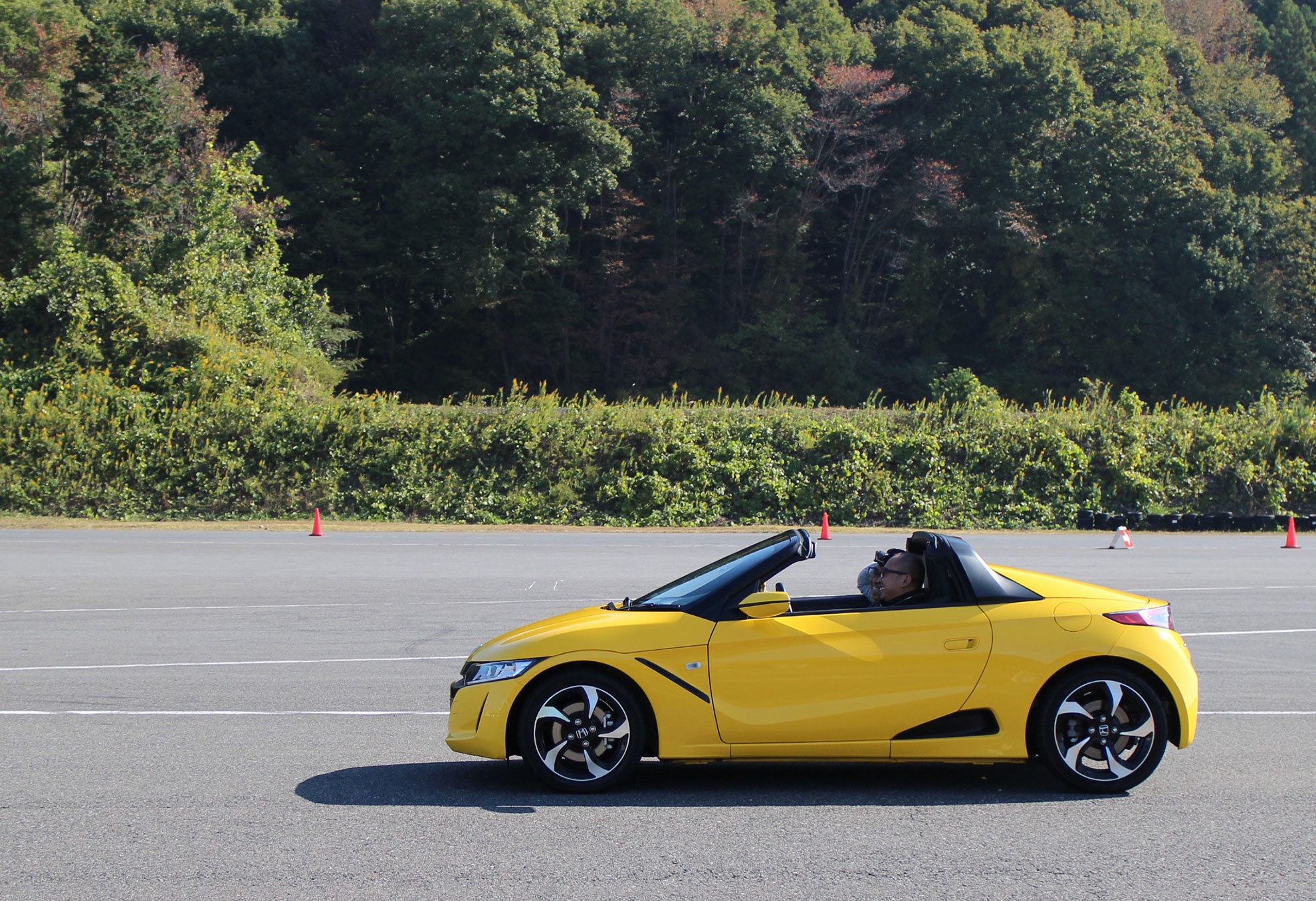 Chay thu xe mui tran Honda S660 tai truong dua hinh anh