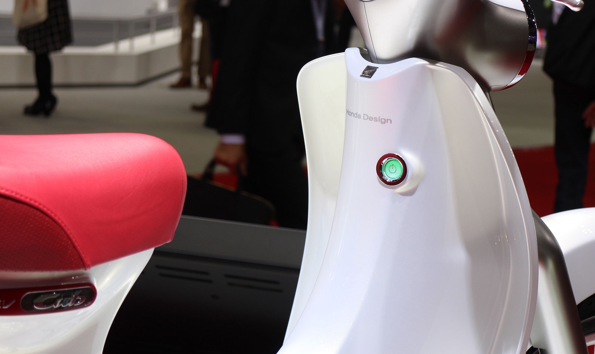 Nút bấm khởi động có đèn nền phát sáng.