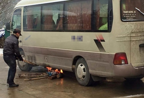 Khac phuc oto chet may do thoi tiet gia lanh hinh anh