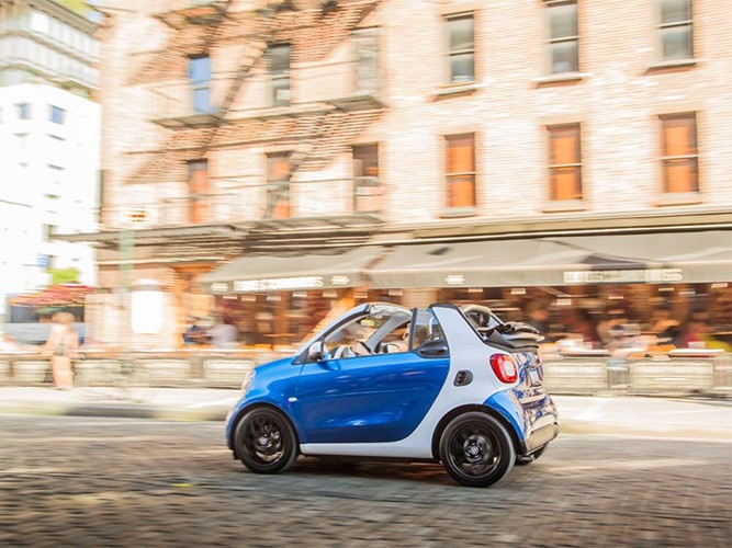 xe di trong pho anh 3