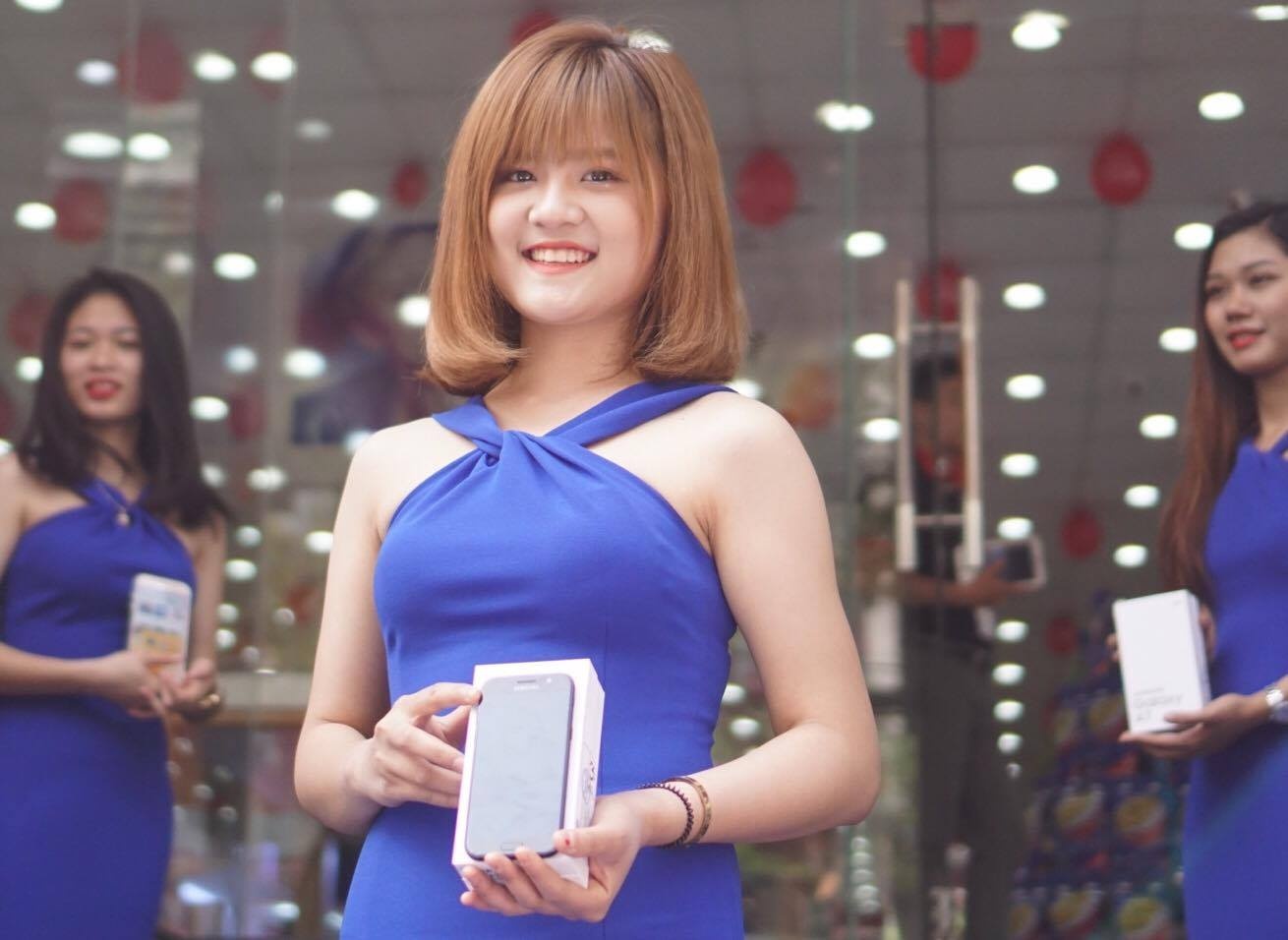 Samsung ban ra Galaxy A 2017, lap ky luc dat hang truoc hinh anh