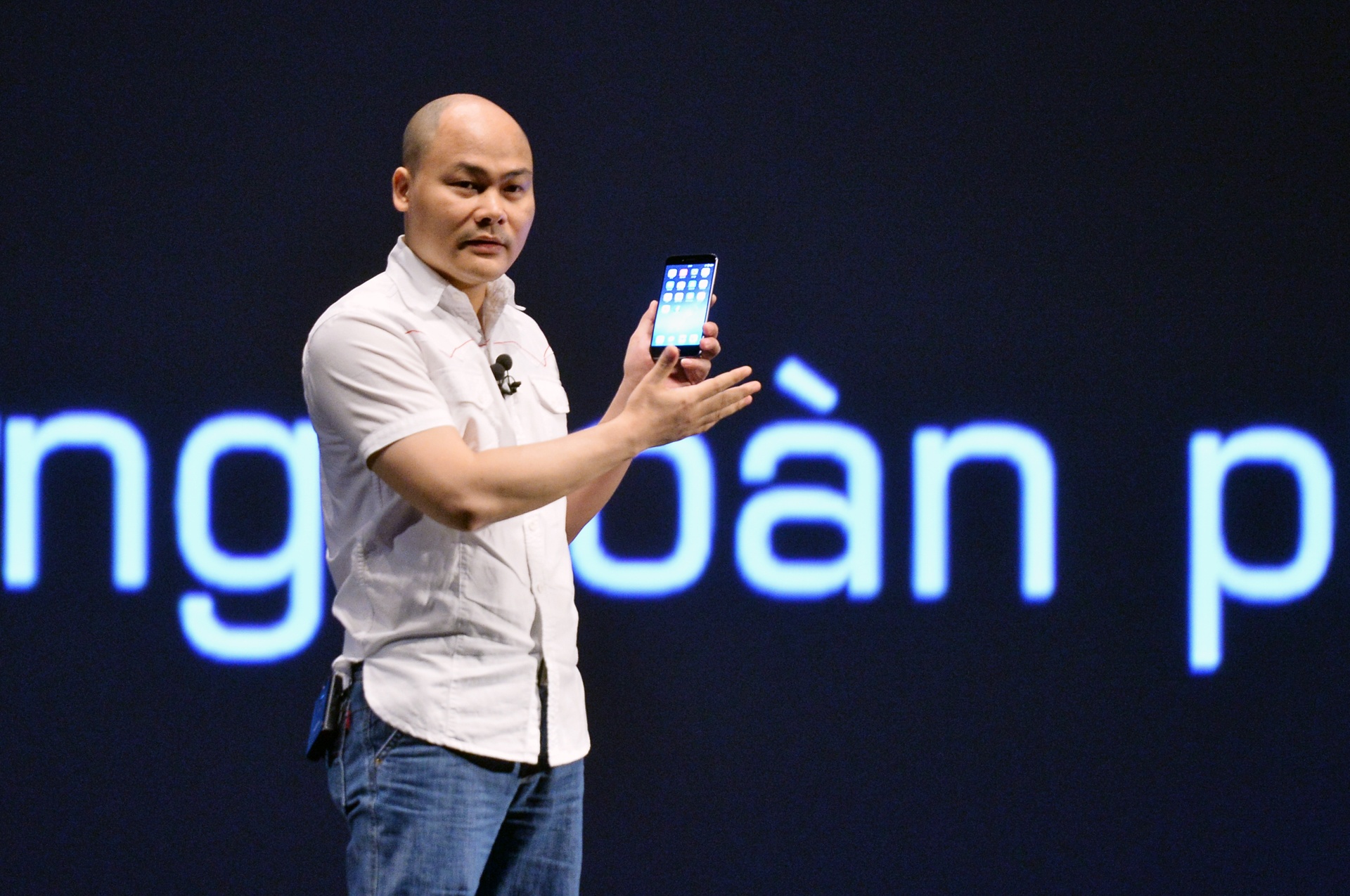 Truc tiep le ra mat Bphone the he moi hinh anh