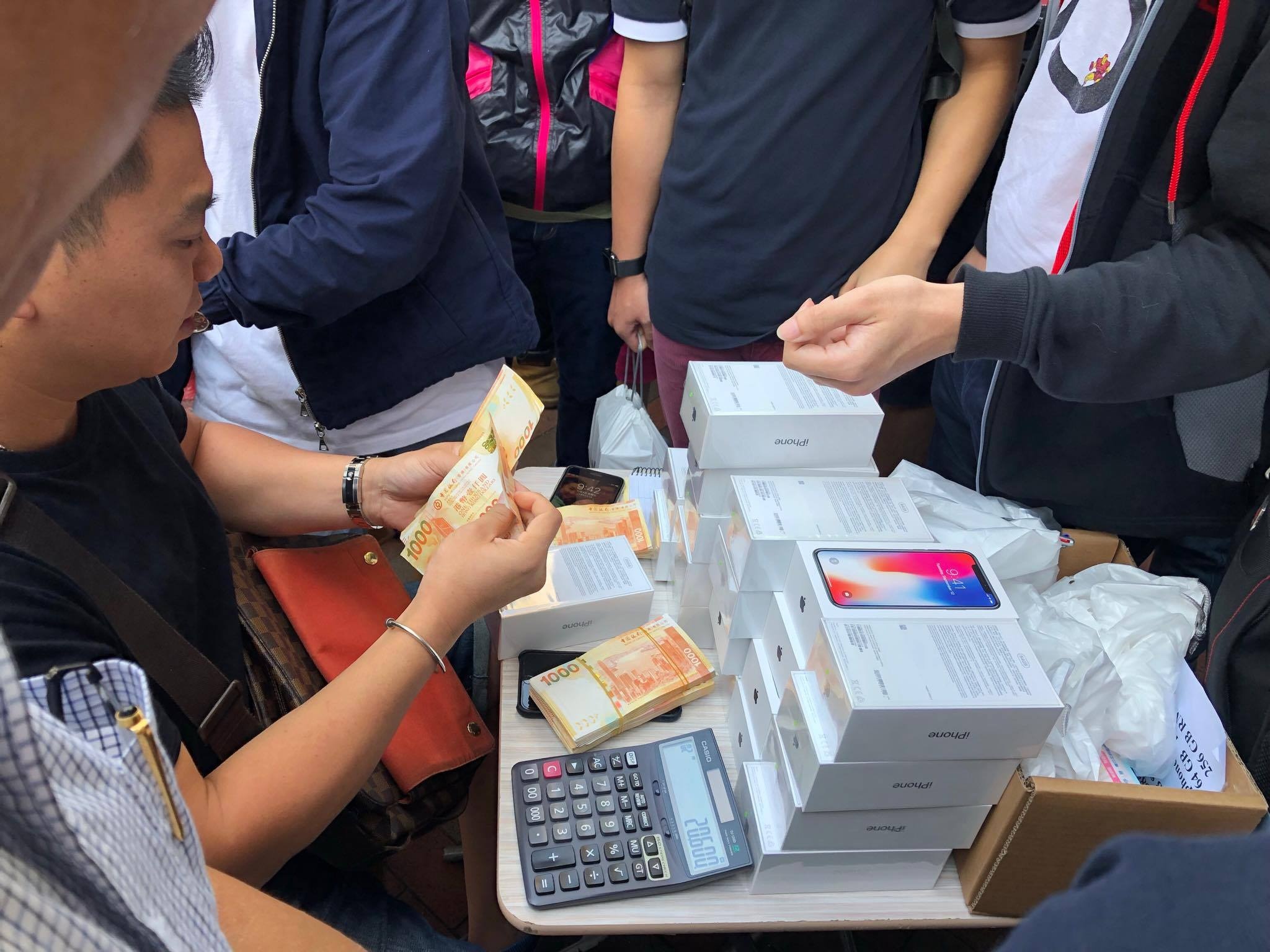 iPhone X dong thung xop, ban nhu ca o Hong Kong hinh anh