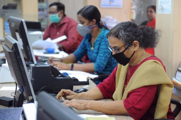 Cac ngan hang quoc te dang dan rut khoi An Do hinh anh