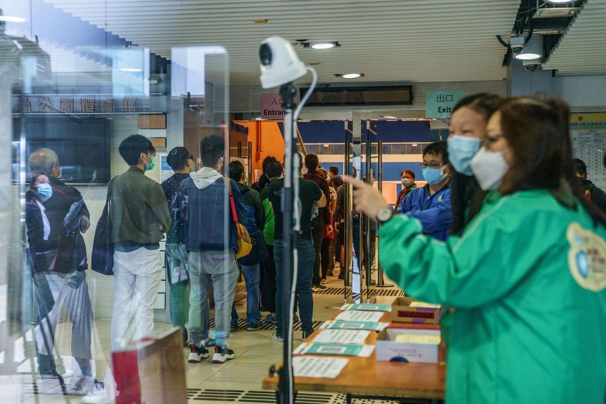 Hong Kong tang tien va ngay nghi phep de nguoi dan tiem vaccine hinh anh