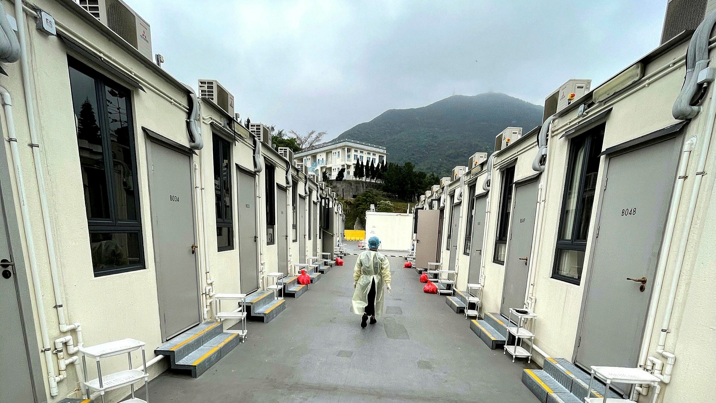 Hong Kong rut thoi gian cach ly voi khach da tiem vaccine hinh anh