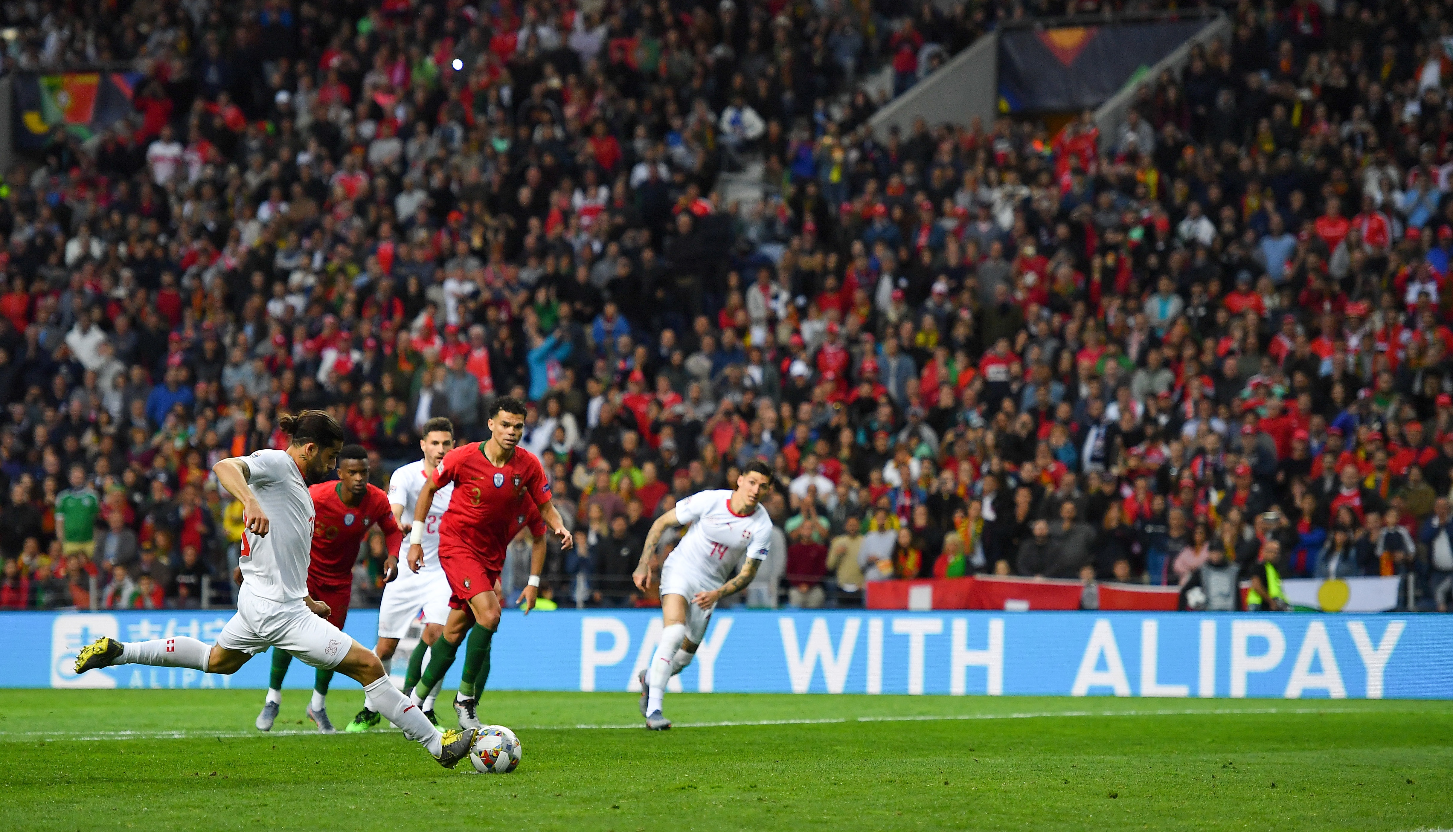 Doanh nghiep Trung Quoc tai tro bong da anh 1