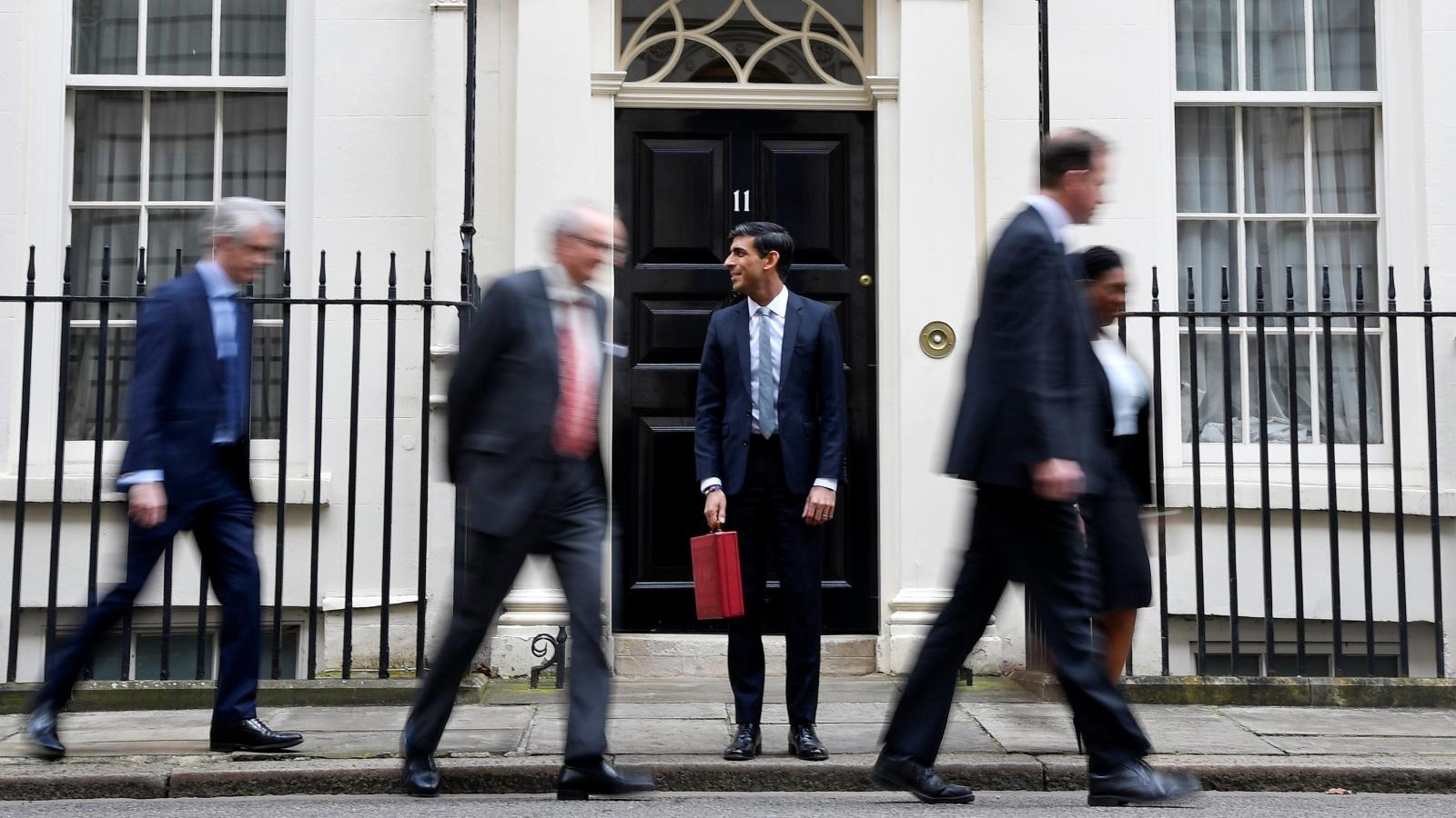 Nguoi Anh co them 1.300 ty USD trong dich, chi nha giau huong loi hinh anh