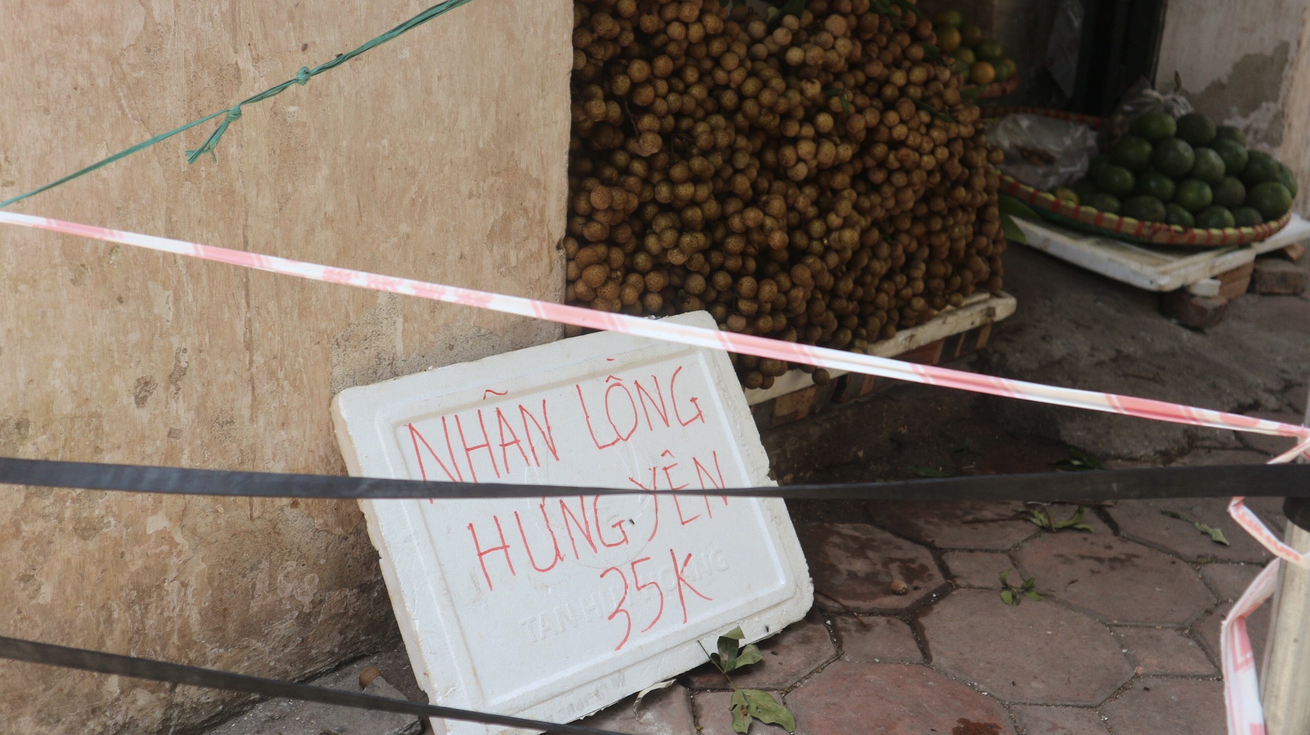 Cho Long Bien phong toa khien tieu thuong lao dao anh 1