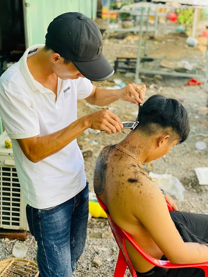 Tong do,  keo cat toc hut khach anh 1