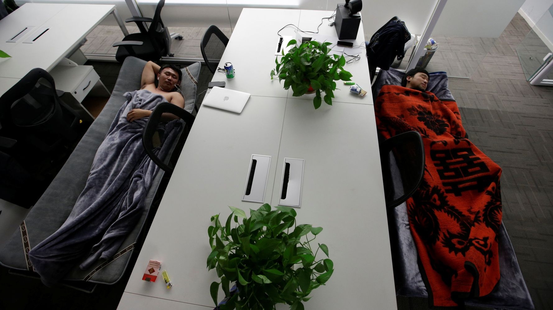 Van hoa lam viec tang ca anh 1