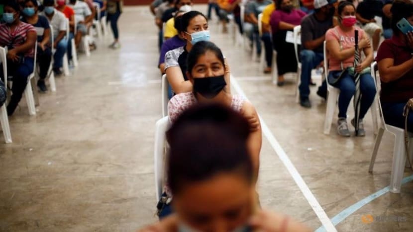 Gioi quyen luc chau A dua nhau tiem mui thu 3 du vaccine thieu hut hinh anh