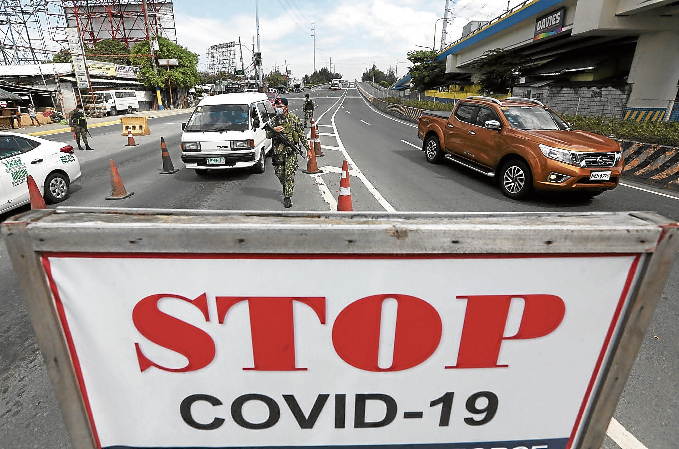 Doanh nghiep keu cuu, Philippines thi diem giai phap chong dich moi hinh anh