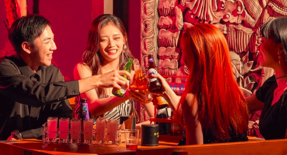 Tro thanh ty phu nho so huu chuoi quan bar cho gioi tre Trung Quoc hinh anh