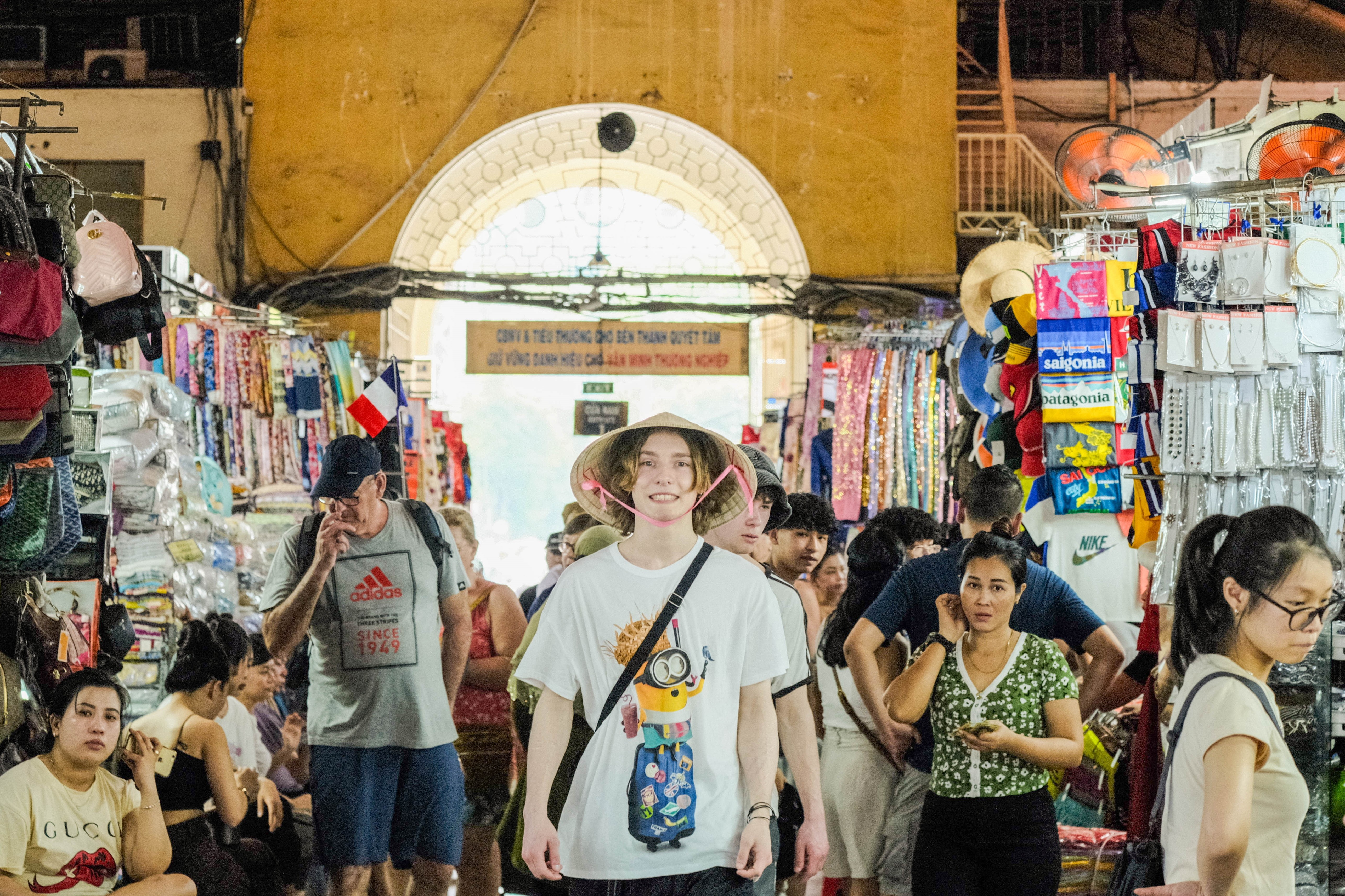 Tieu thuong cho Ben Thanh noi gi viec TikToker gia nguoi nuoc ngoai hinh anh