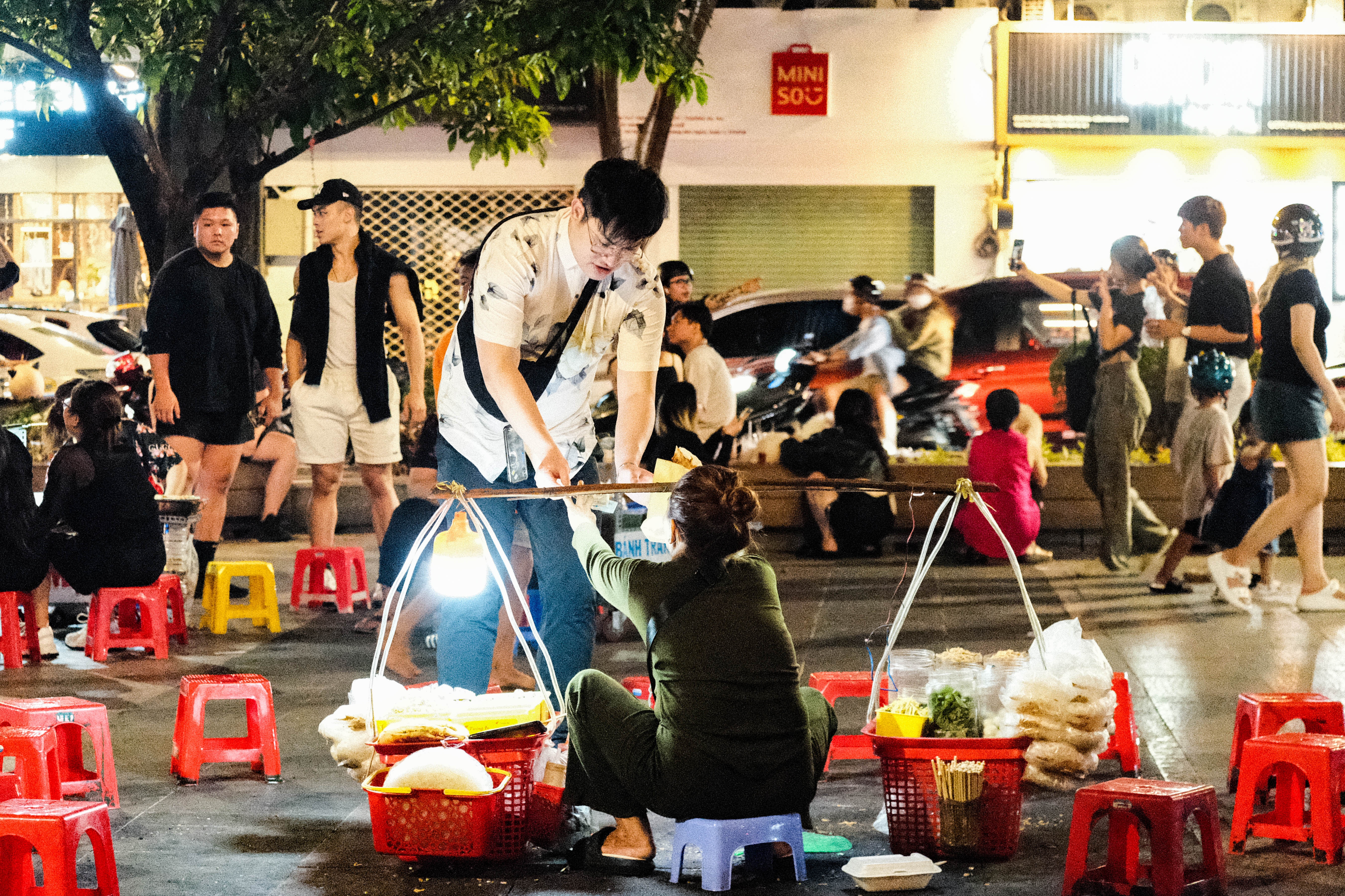 Nhieu hang rong, it hoat dong giai tri o pho di bo Nguyen Hue hinh anh