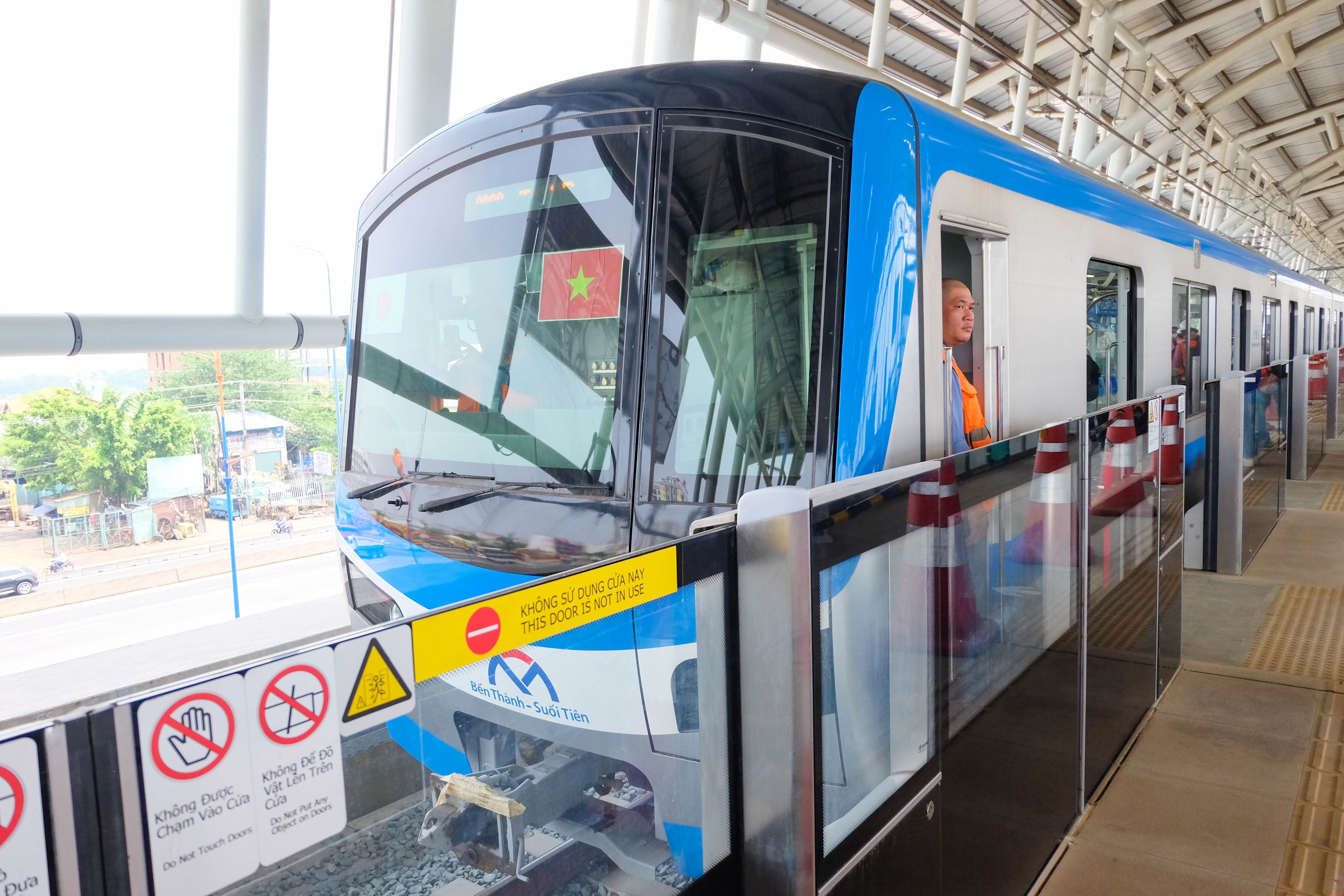 Ngam TP.HCM tren cao tu tau metro so 1 hinh anh