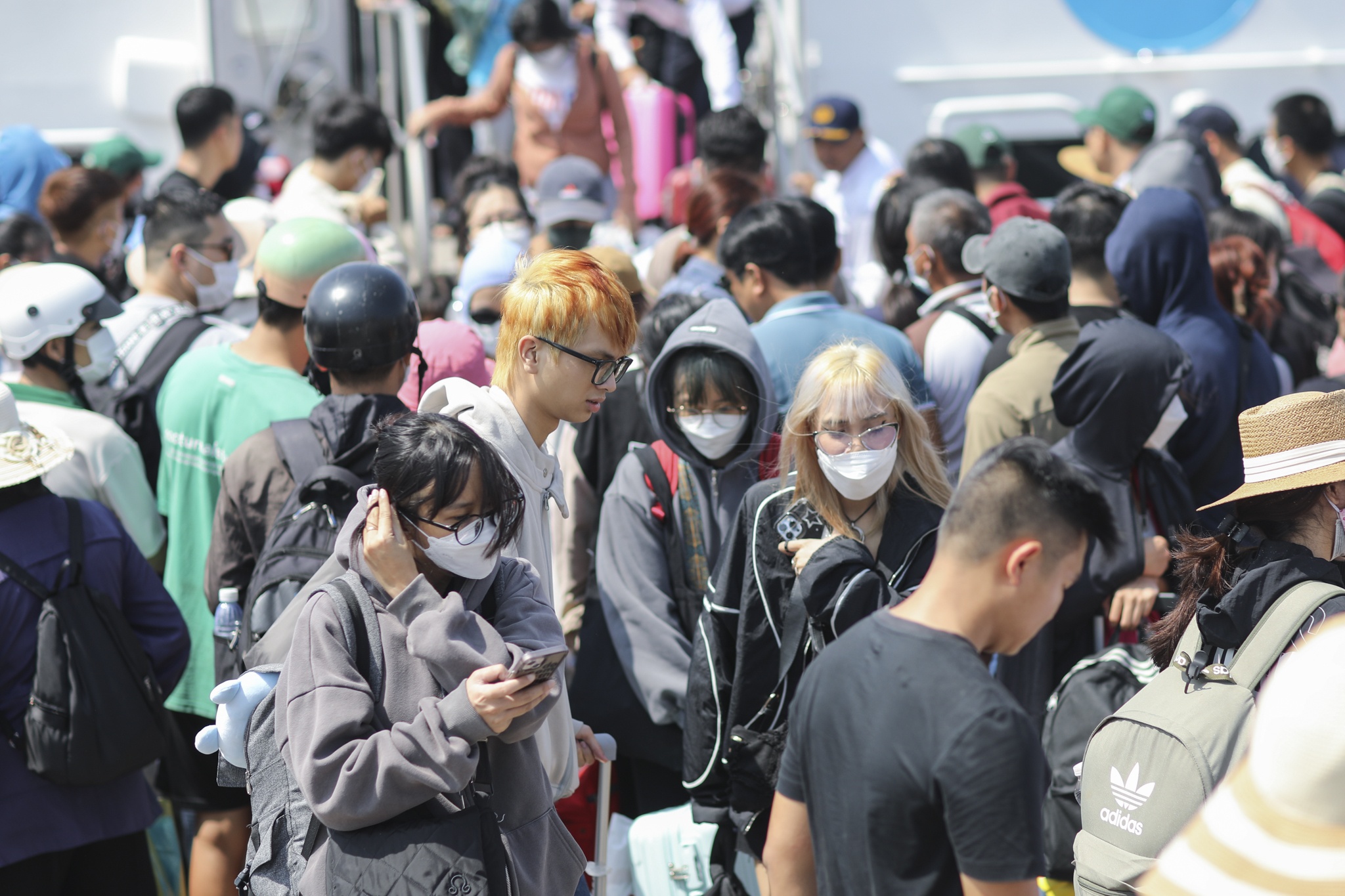 Hang nghin du khach toi Phu Quy truoc ky nghi le 30/4 hinh anh