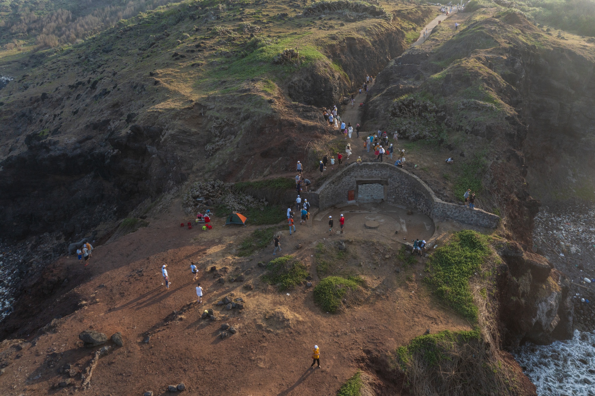 Dong du khach tham quan, chup anh o Phu Quy hinh anh