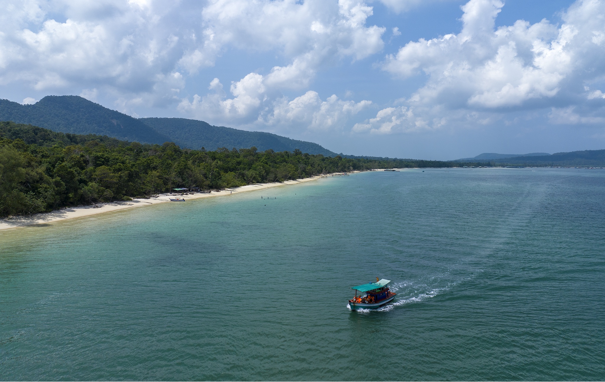 Bai bien hoang so thu hut du khach o Phu Quoc hinh anh