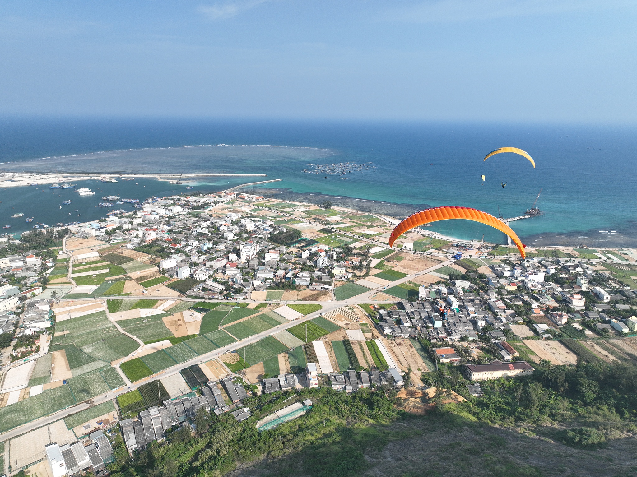 Bay du luon mao hiem, ton kem nhung hut khach hinh anh