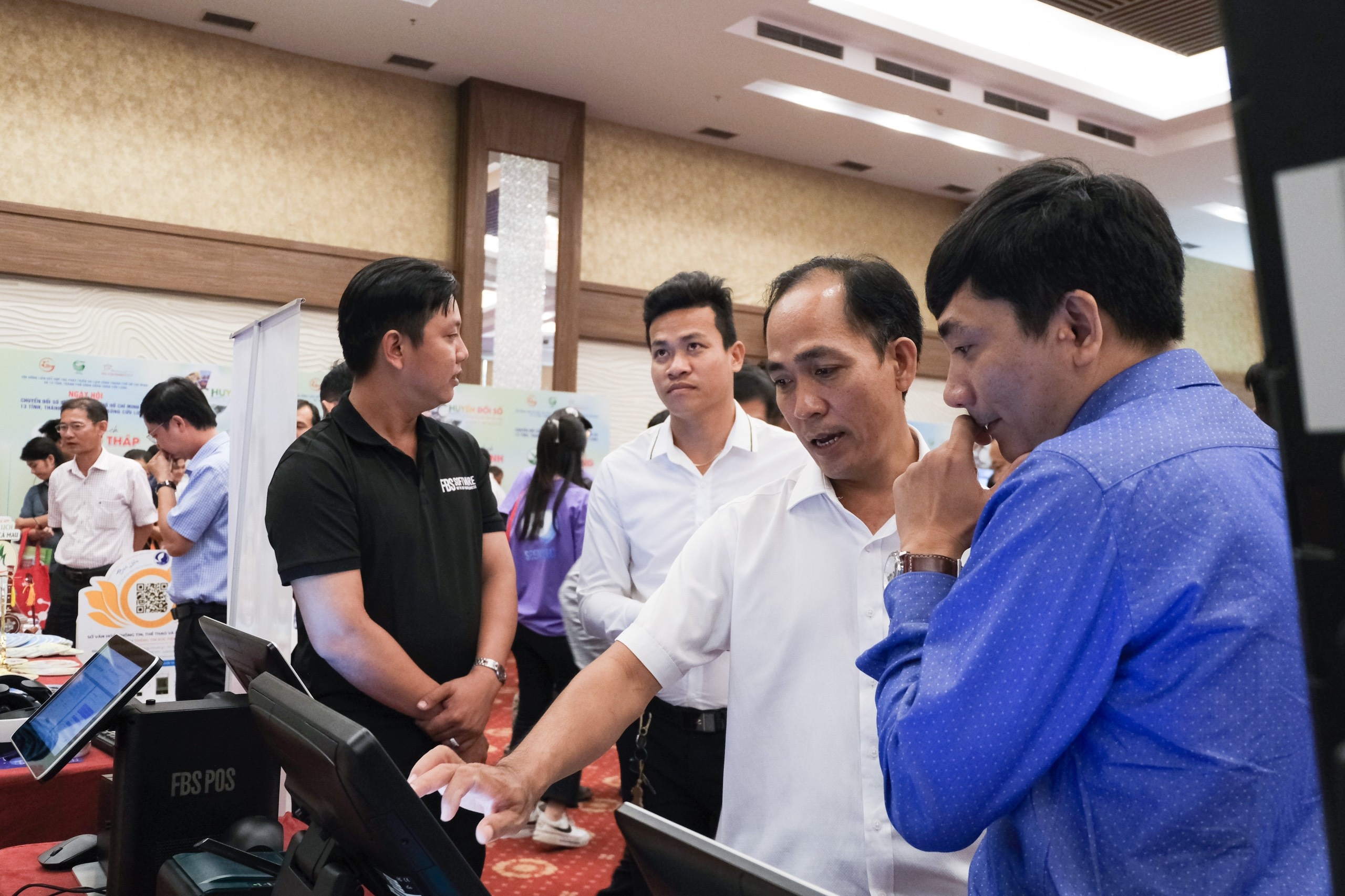 Chuyen doi so du lich TP.HCM va DBSCL hinh anh