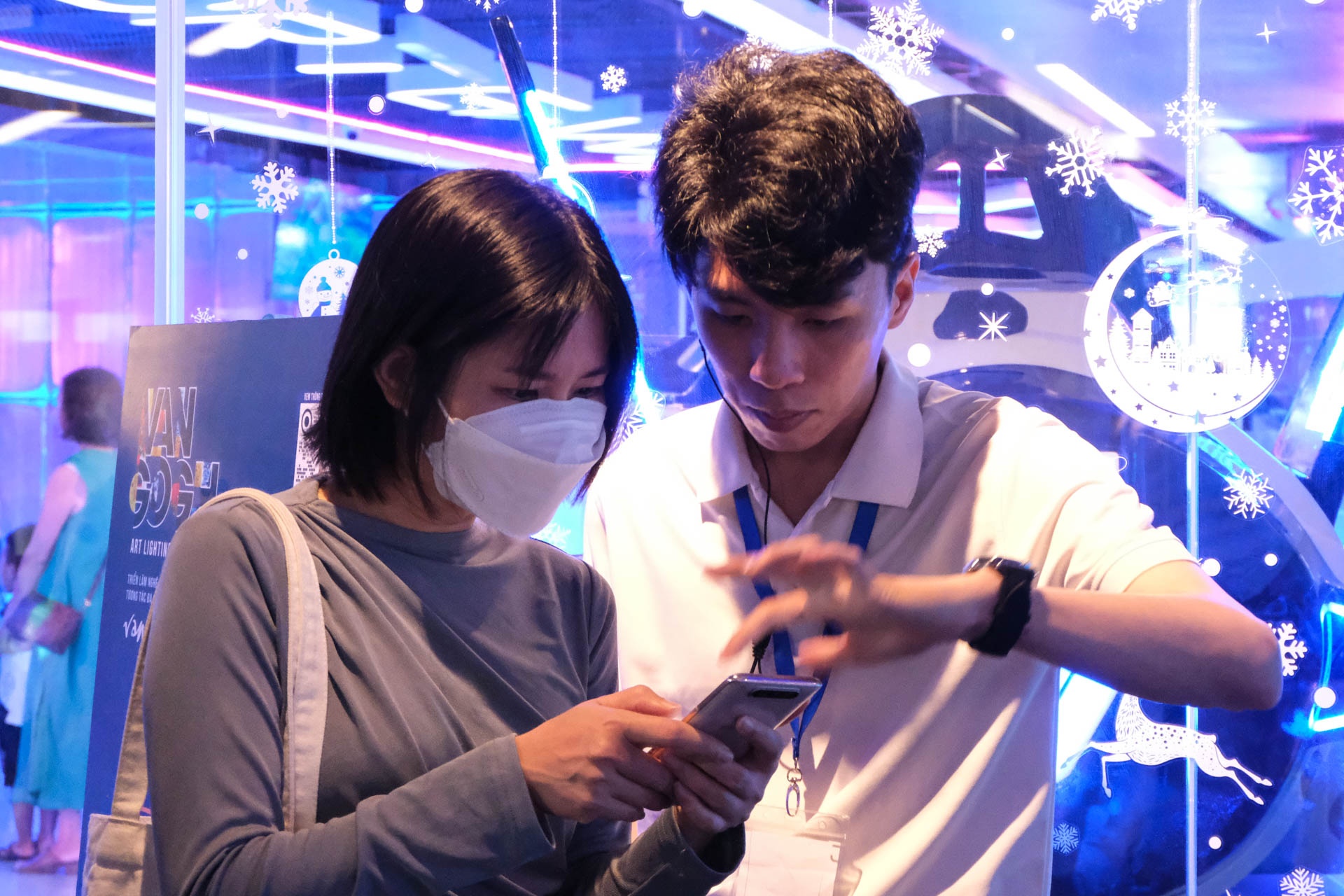 Vuot gan 1.000 km nhung khong mua duoc ve xem trien lam Van Gogh hinh anh