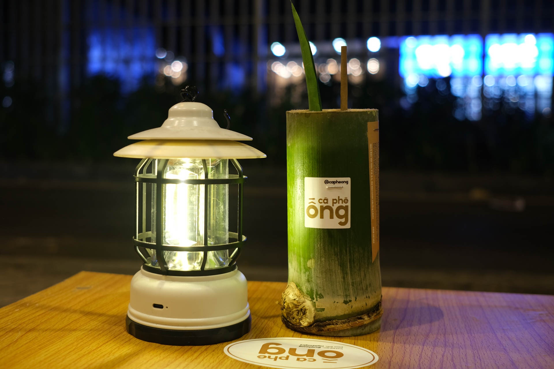 Quan ca phe ong tre tuoi co ngay ban gan 250 ly o TP.HCM hinh anh