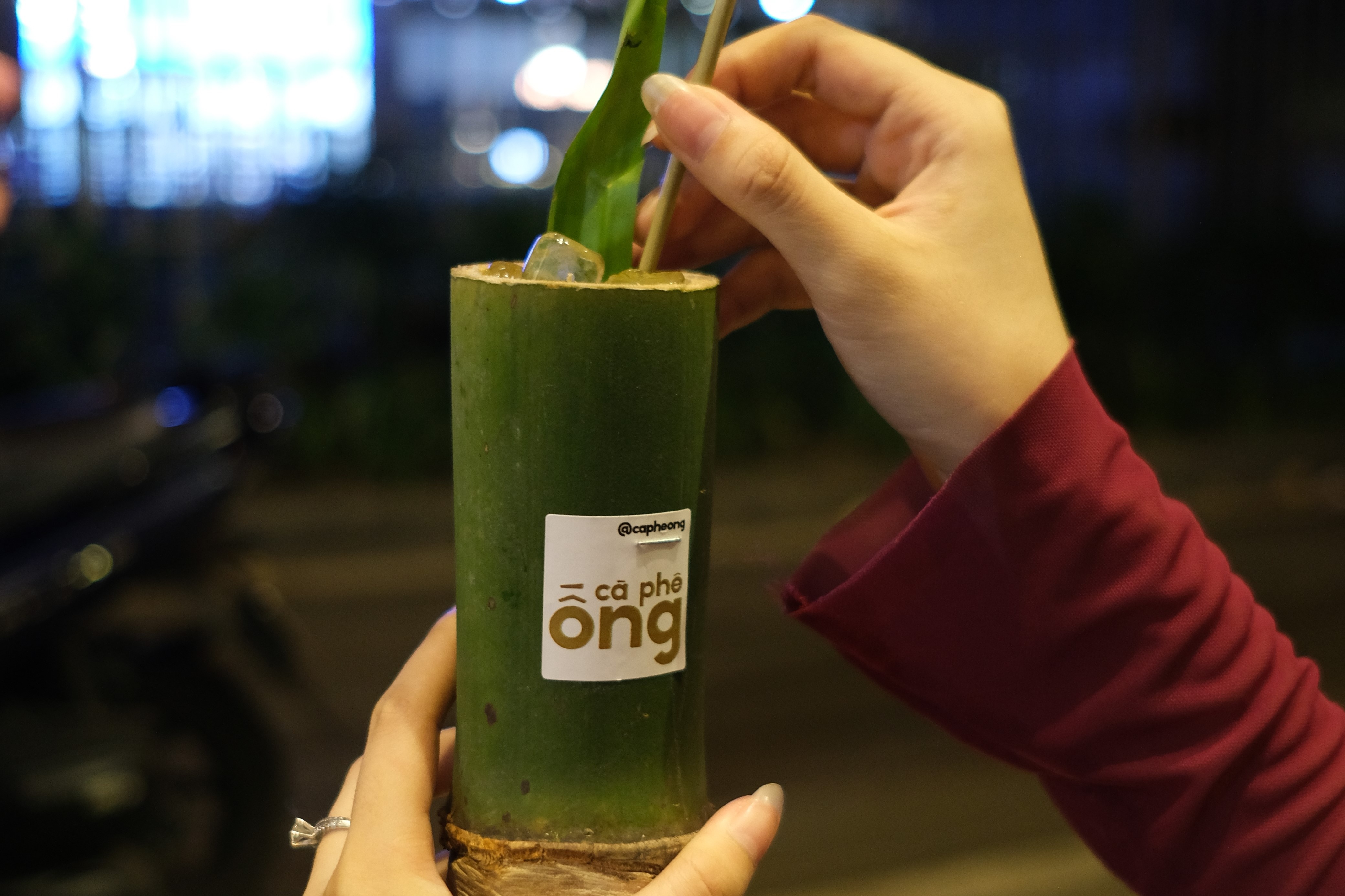 Ca phe ong tre, tra sua dat nung lam suc soi tam hon an uong cuoi nam hinh anh