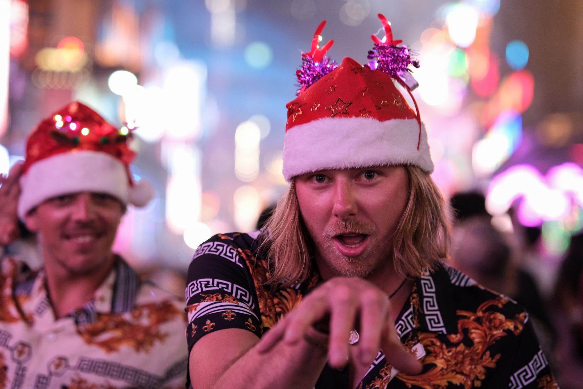 Khach Tay 'deo sung', chen chan don Giang sinh tai Bui Vien hinh anh