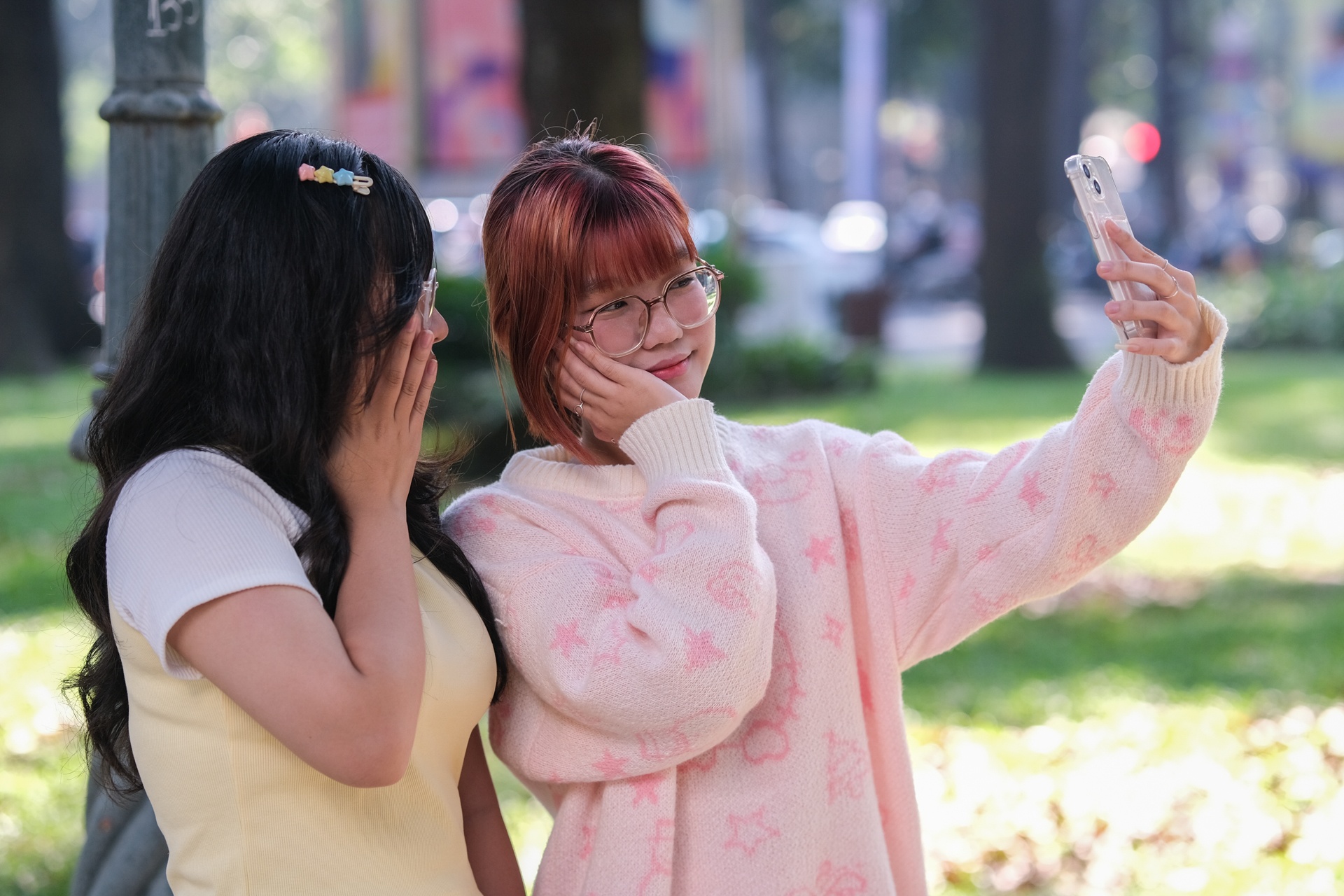 Gioi tre TP.HCM dien ao len, sweater xuong pho ngay se lanh hinh anh