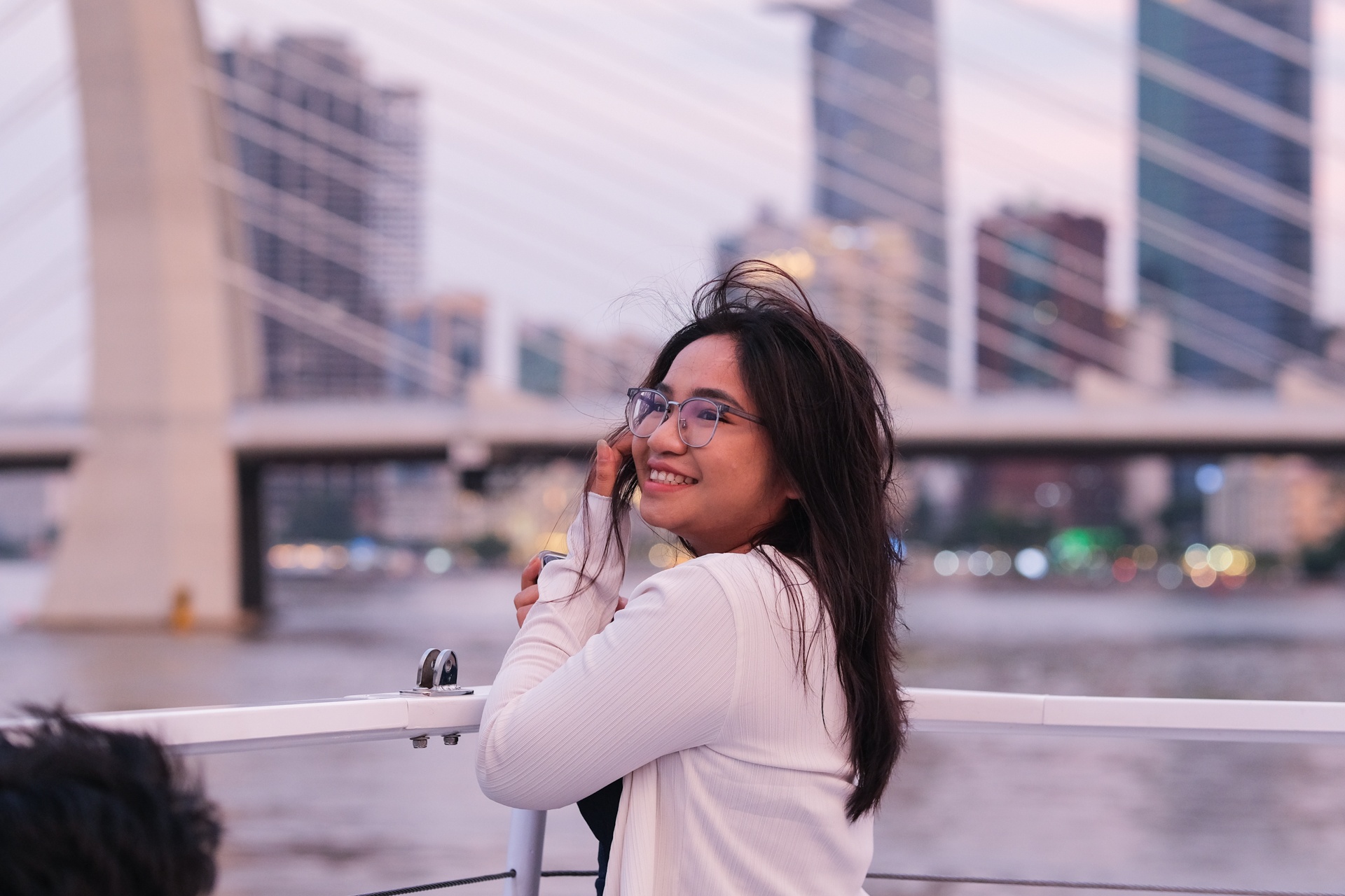 Khac biet the nao khi ngam TP.HCM tu buyt song gia re va cao cap? hinh anh