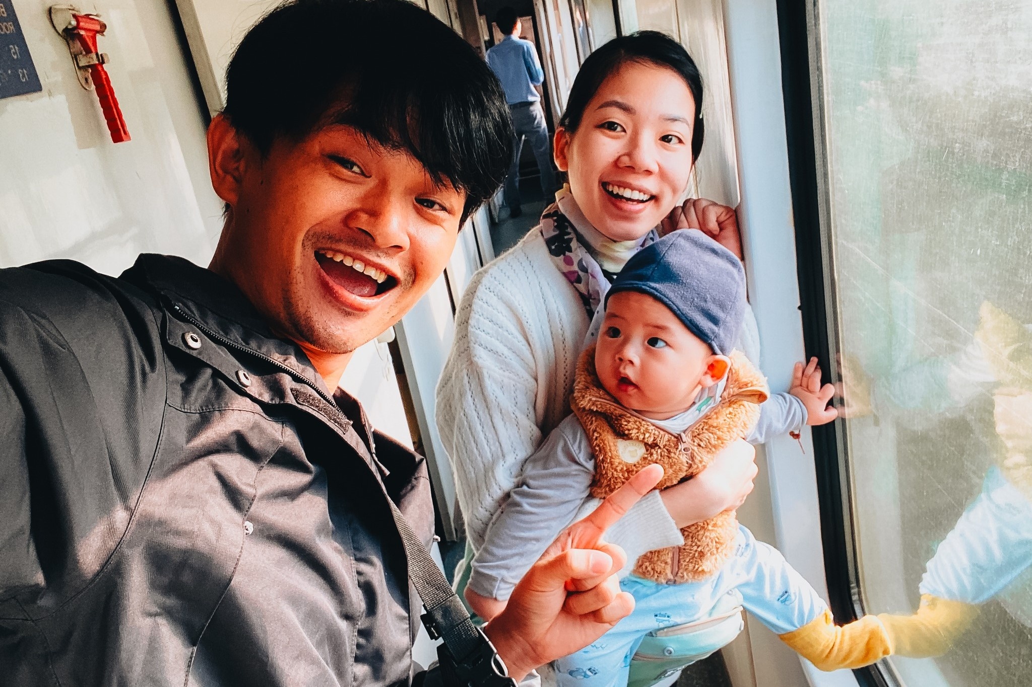 Di du lich tu 5 thang tuoi, cau be Viet kham pha 9 tinh trong nam 2023 hinh anh