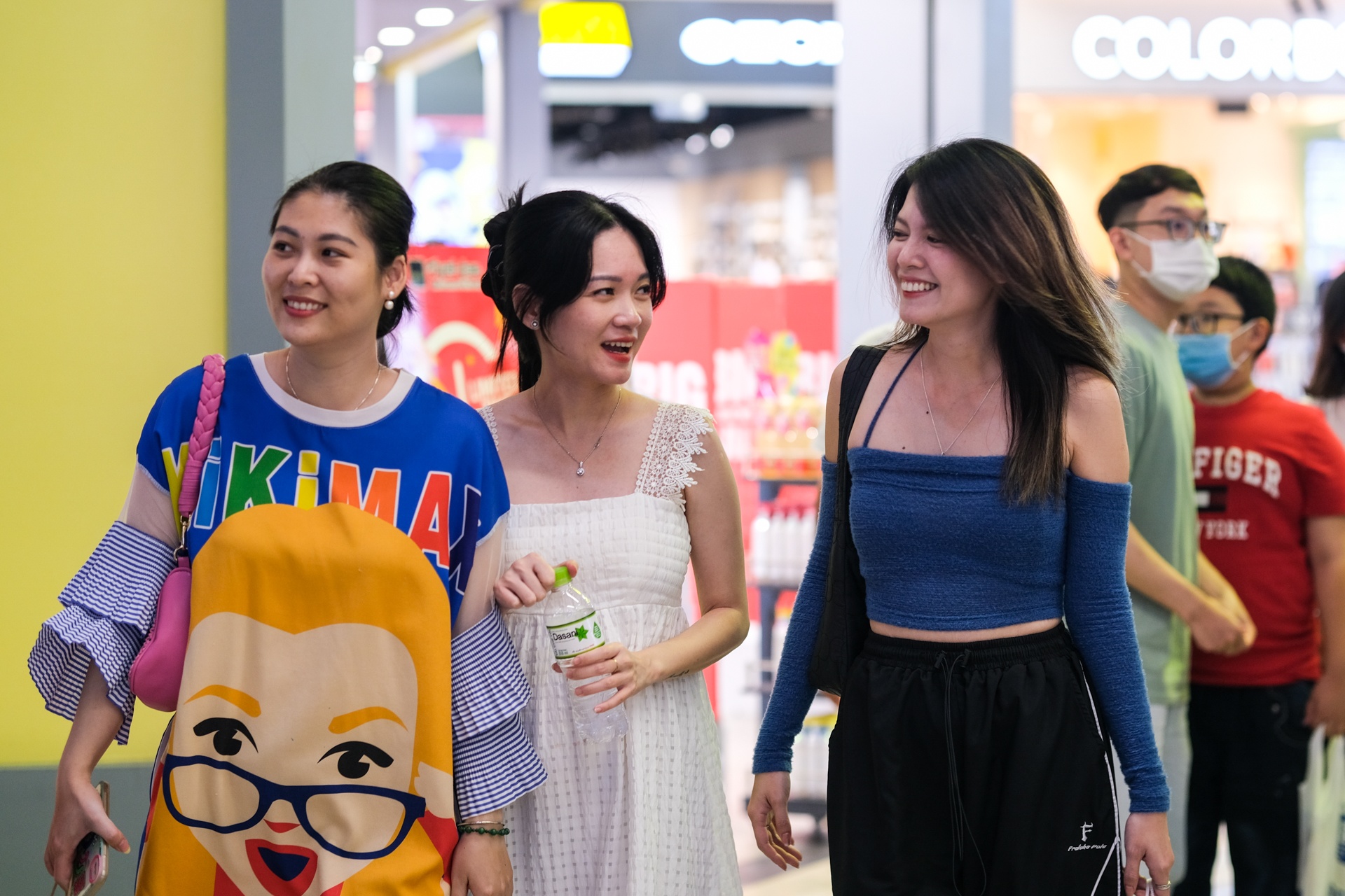 Nguoi tre TP.HCM do ve TTTM vui choi ngay dau nghi le hinh anh