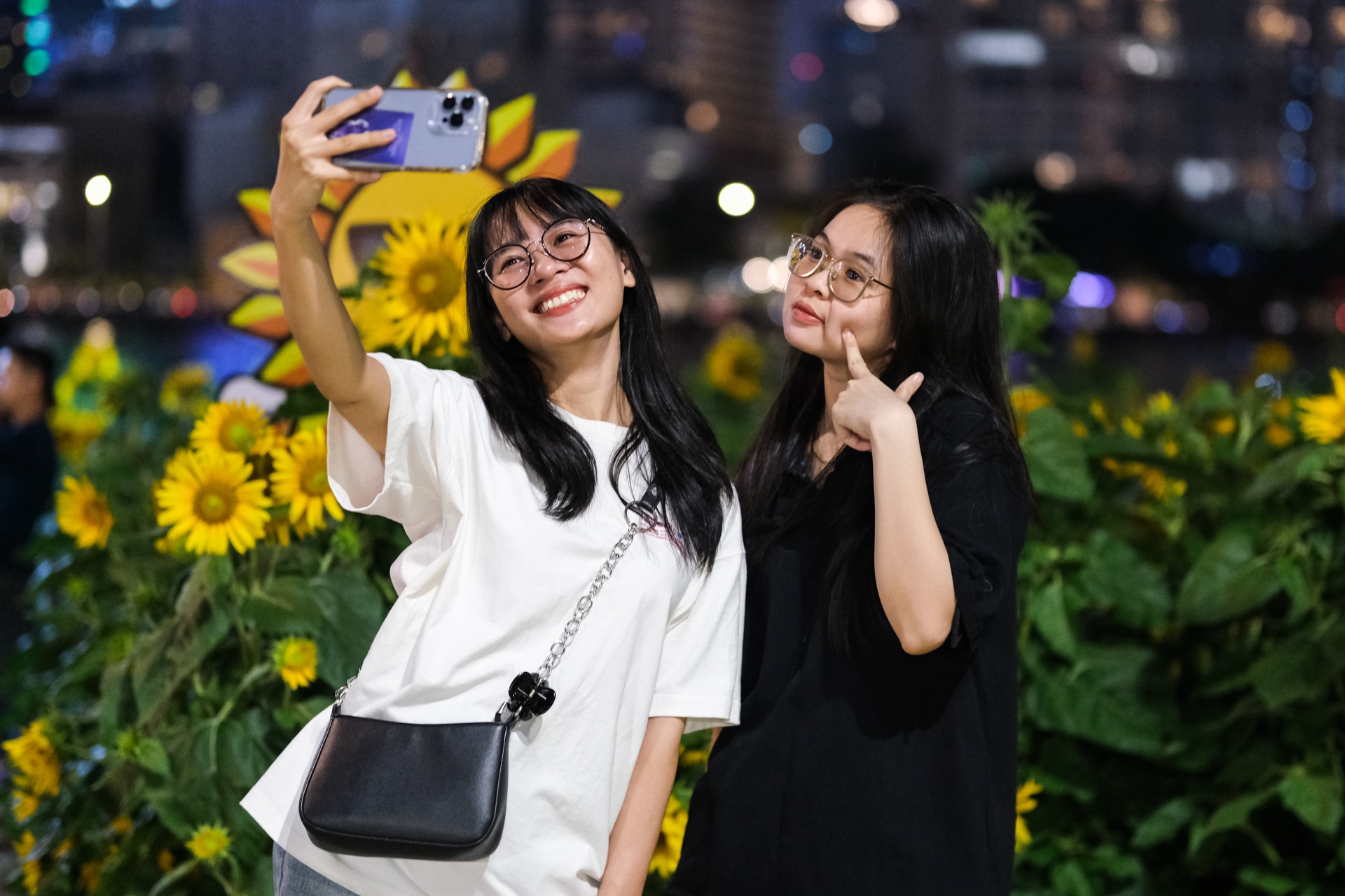 Cong vien bo song Sai Gon tran ngap goc anh voi 'view trieu do' hinh anh