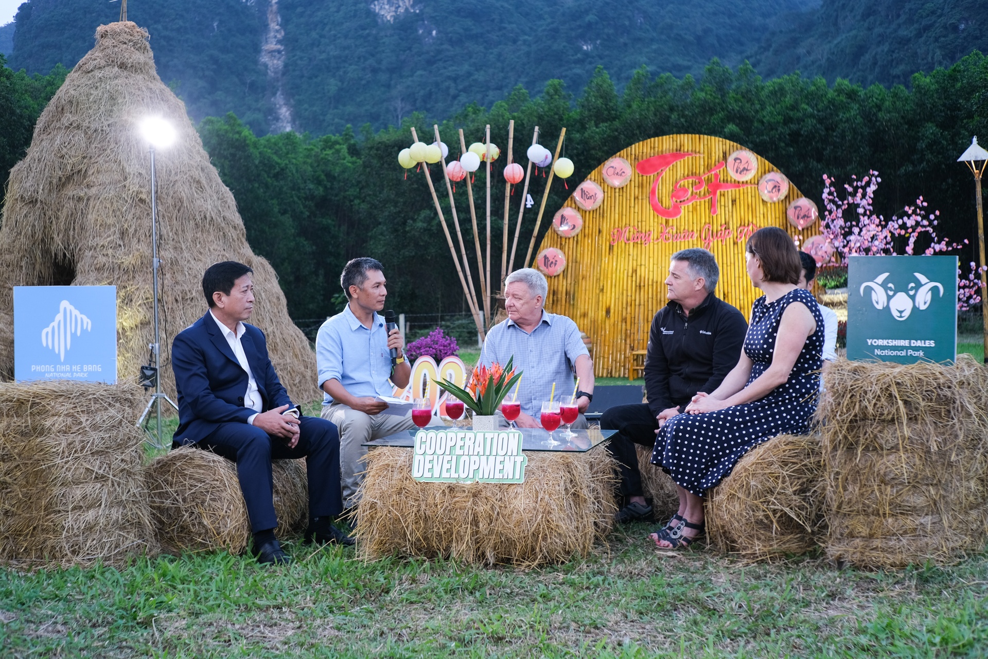 VQG Phong Nha - Ke Bang ky ket hop tac voi VQG Yorkshire Dales hinh anh