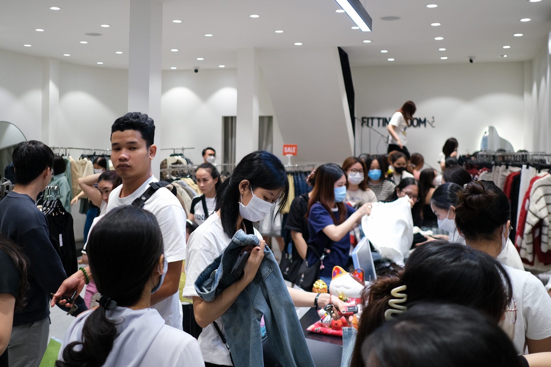 Muon thu hang phai boc so khi mua sam o pho thoi trang TP.HCM hinh anh