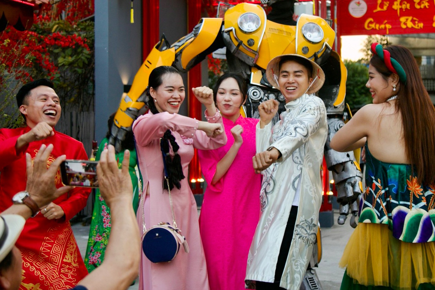 Dong nghit nguoi den check-in tai Pho ong do ngay dau mo cua hinh anh