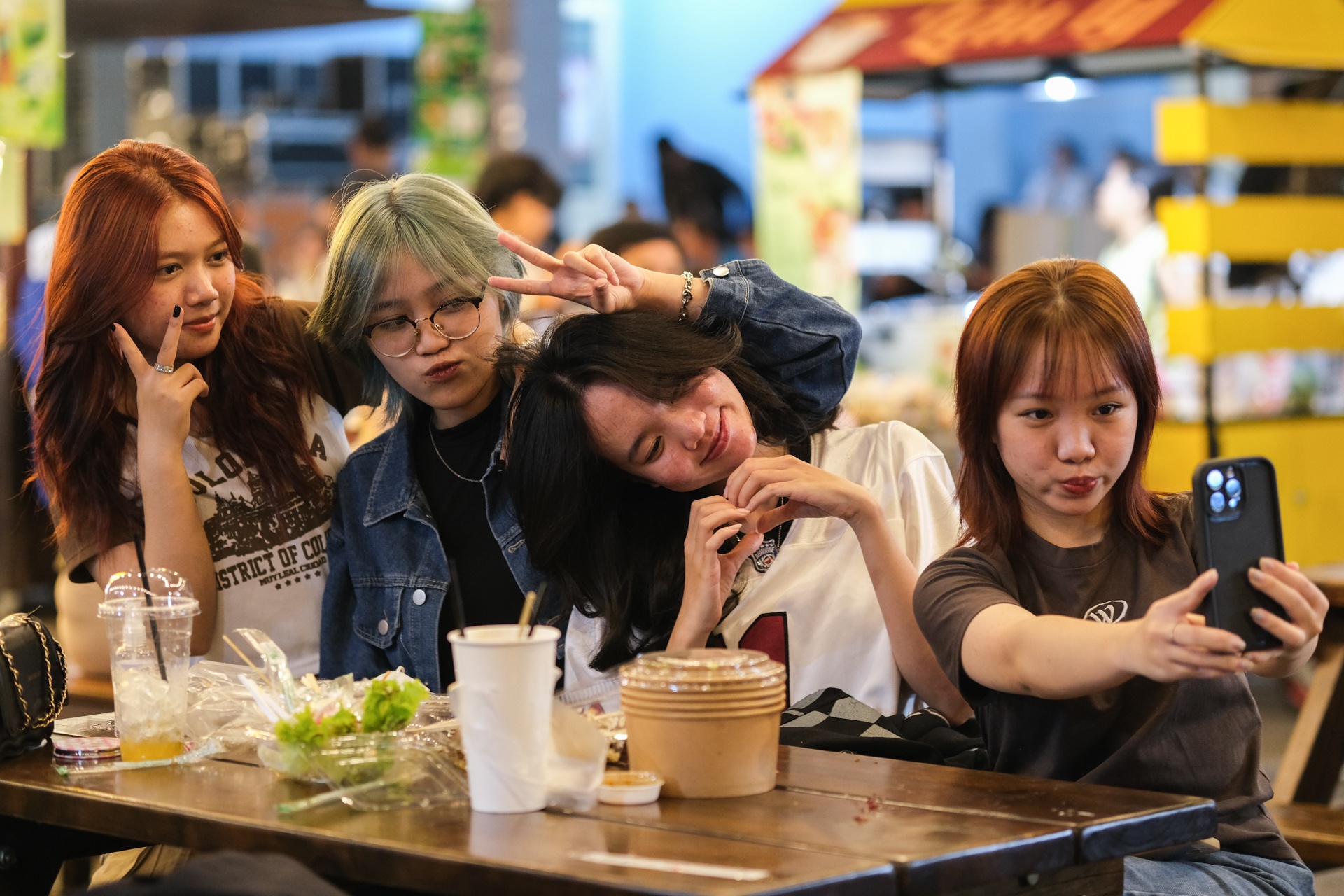 Ben trong Pho am thuc moi toanh o TP.HCM hinh anh