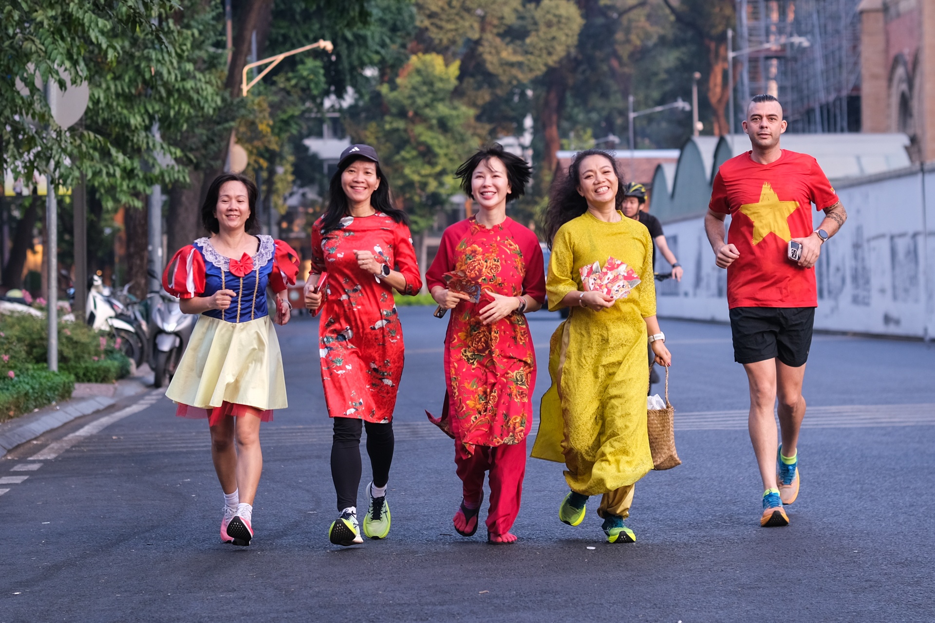 'Nang tho' chay bo, tang li xi sang dau xuan Giap Thin o TP.HCM hinh anh