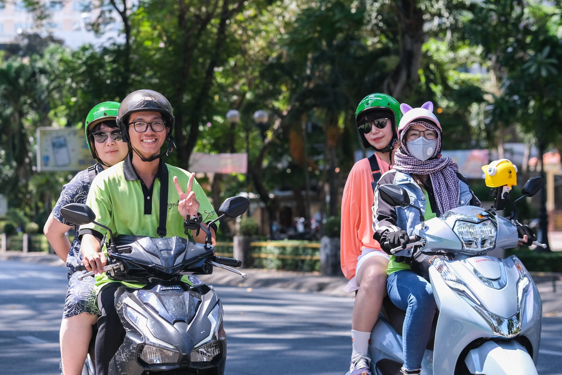 Du khach quoc te di tour xe may ngam TP.HCM dau xuan hinh anh
