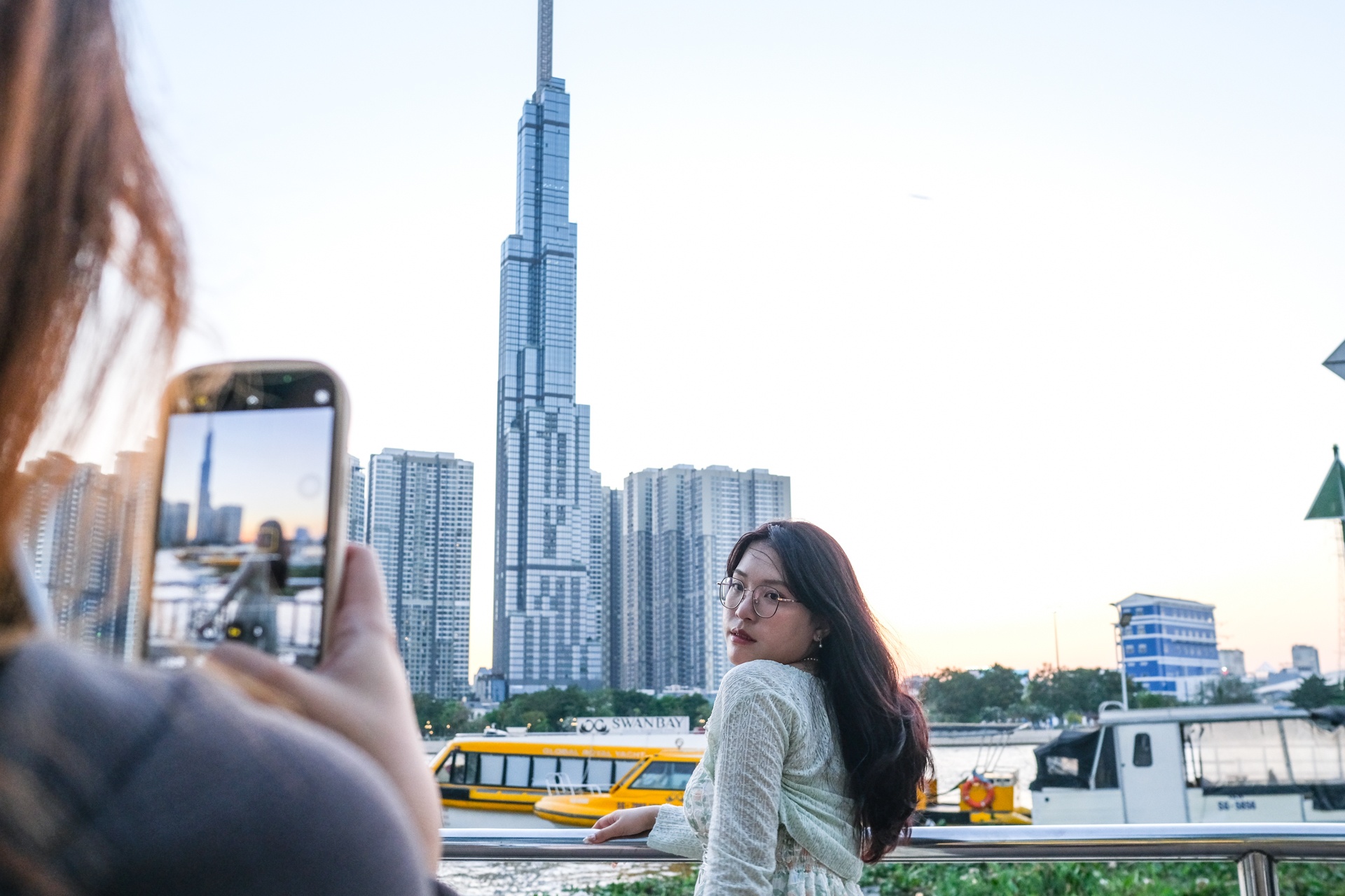 Canh giac tro lua ban ve 'Chuyen tau huyen thoai' tai TP.HCM hinh anh
