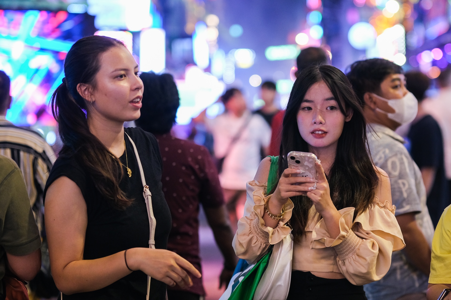 Du khach chan choi dem tai Bui Vien, Nguyen Hue hinh anh