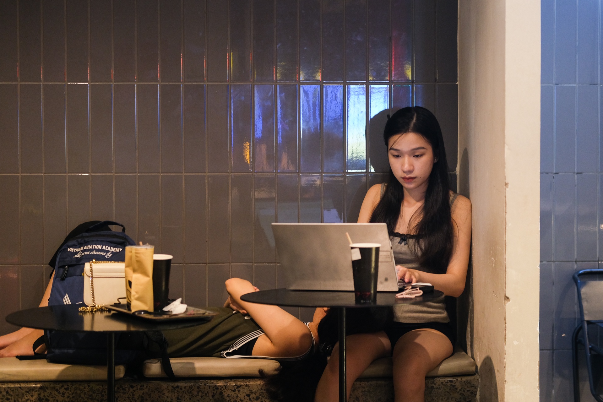 Tro chuyen, chay deadline den sang tai quan ca phe dem TP.HCM hinh anh