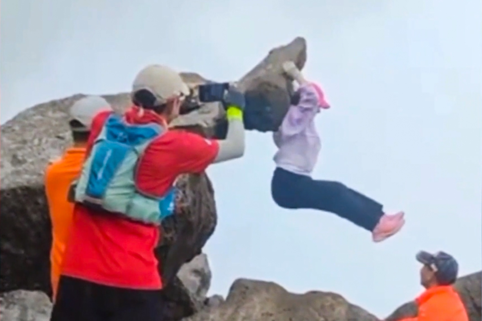 Suyt chet khi song ao tren mom da 'tu than' tai Trung Quoc hinh anh