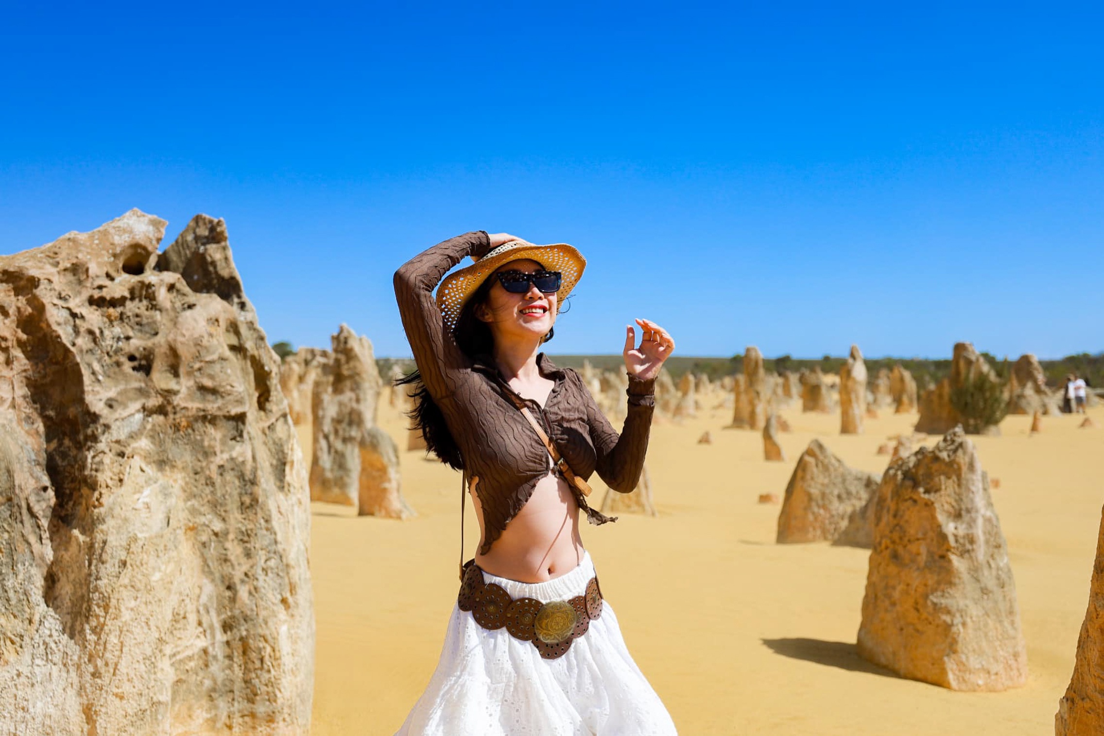 Di du lich ra sao khi le 30/4 ca nuoc nong do lua? hinh anh