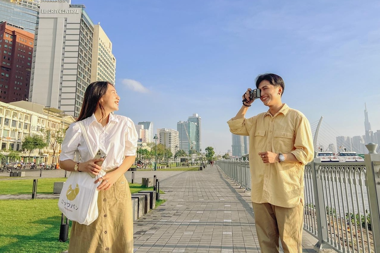 Nhung nguoi du lich 2-3 noi cho bo 5 ngay nghi le hinh anh