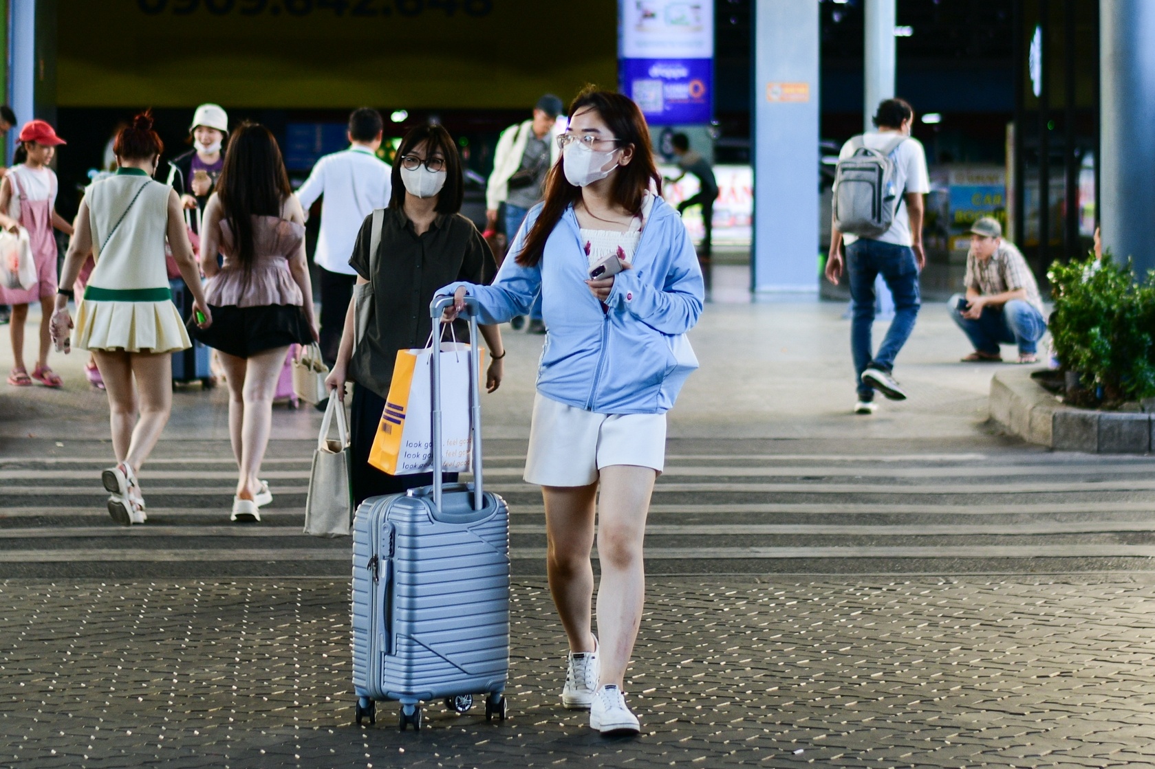 Khach Han 'do mat' nhin dong huong gac chan tai san bay Da Nang hinh anh