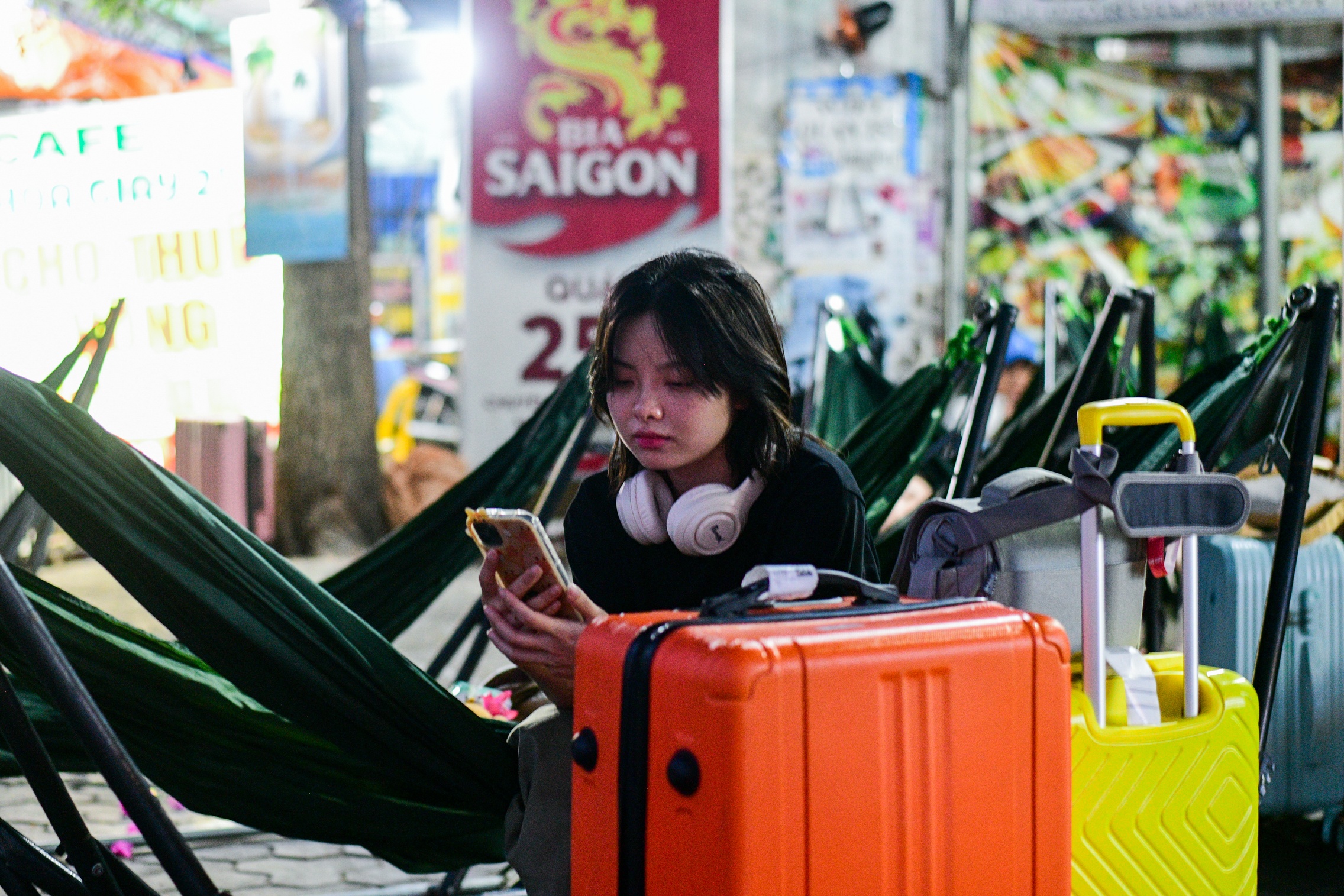 An mi goi, vat vo xuyen dem cho tau ra Phu Quy hinh anh