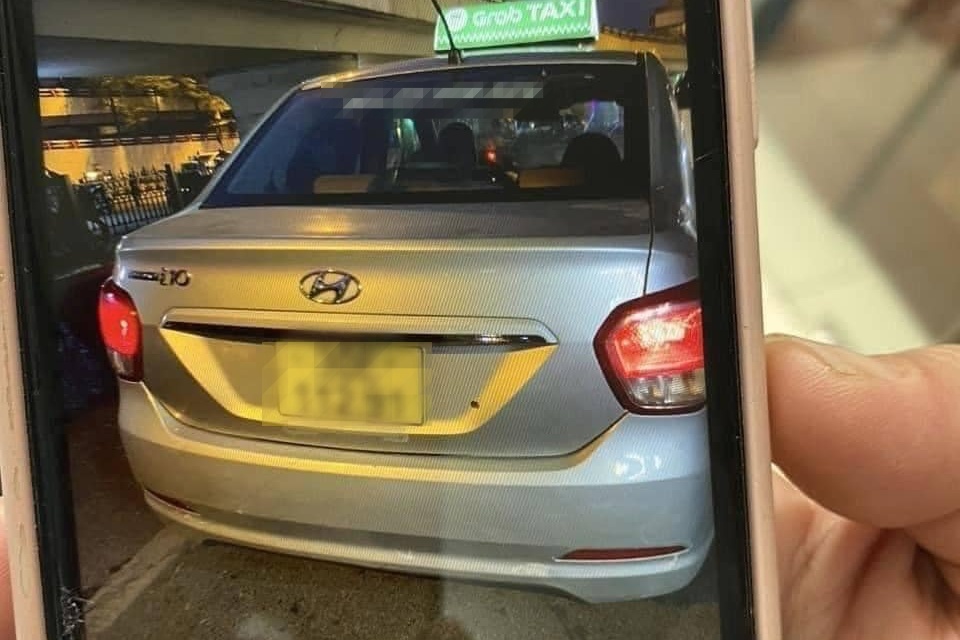 Xac minh vu tai xe doi 500.000 dong moi tra ho chieu cho khach Tay hinh anh